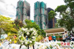 香港市民大埔火灾“头七”日悼遇难者：“与你们同在”